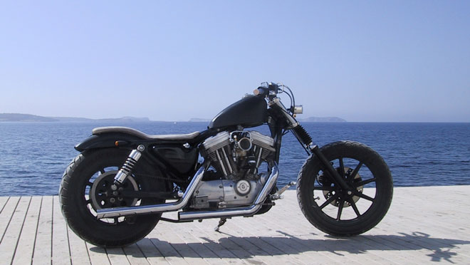 Motorrad von Harley Davidson in Seitenansicht